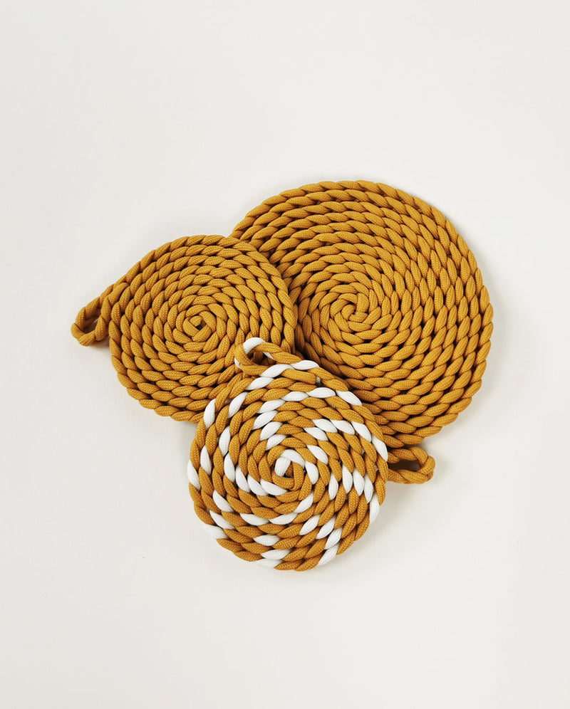 編織 杯墊: 金黃色